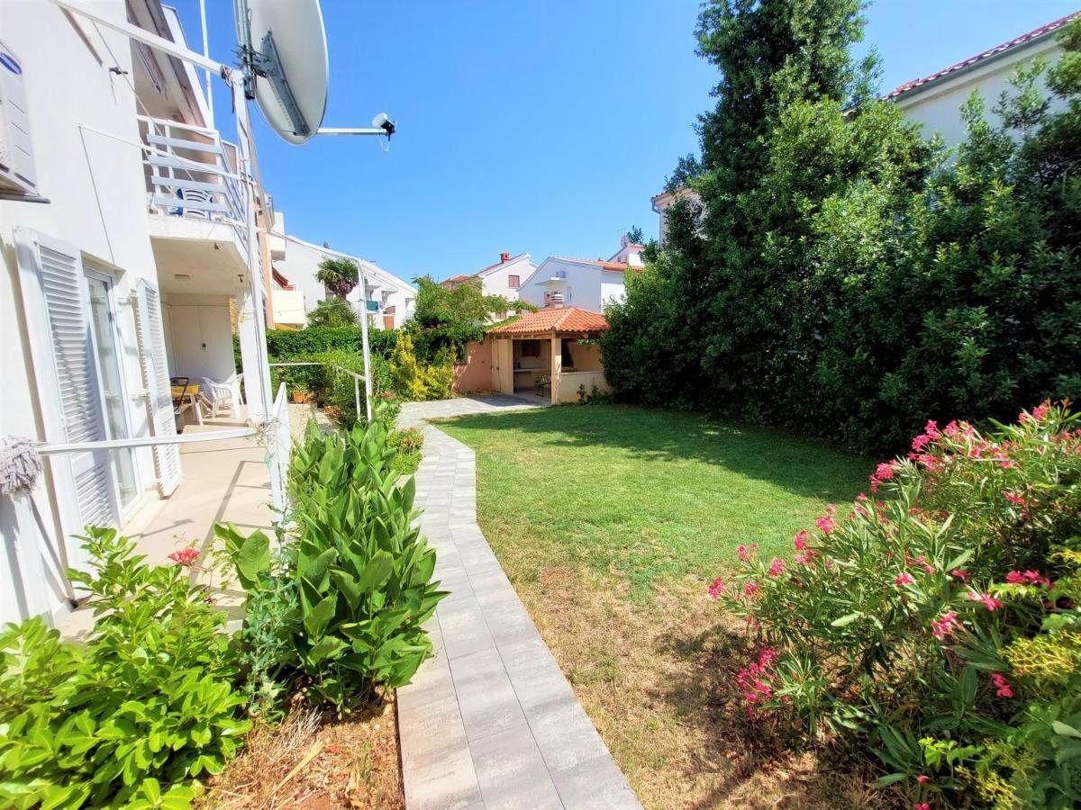 Apartments Neva & Neva Beach House Srima Exterior photo